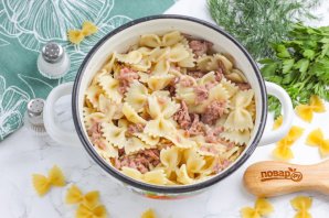 Макароны с тушенкой в кастрюле Макароны с тушенкой в кастрюле