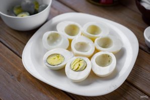 Яйца фаршированные шпротами Яйца фаршированные шпротами