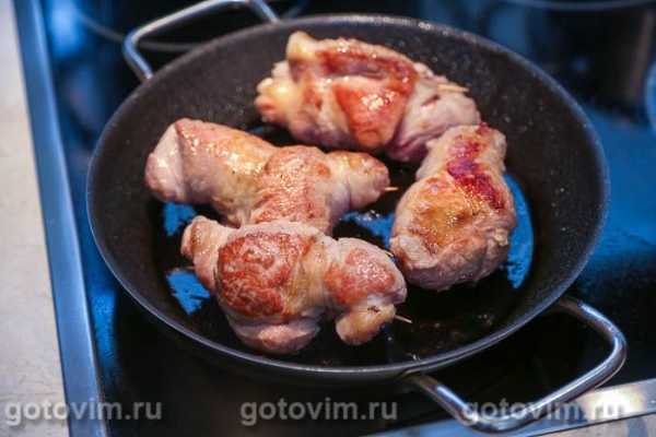 Рулетики из свинины с жареными лисичками в сметане