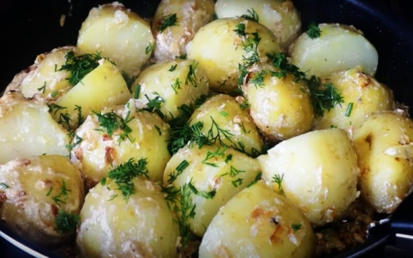 Это что-то особенное: готовлю уже 3 дня и не надоедает. Вкусная молодая картошка в сливочном соусе Это что-то особенное: готовлю уже 3 дня и не надоедает. Вкусная молодая картошка в сливочном соусе