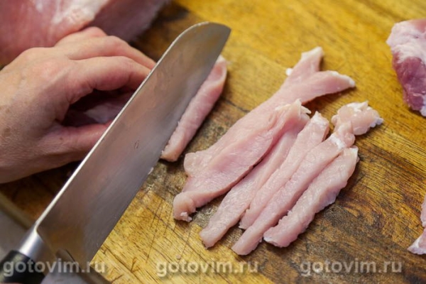 Салат «Пражский» с жареным мясом, перцем и яблоками Салат «Пражский» с жареным мясом, перцем и яблоками