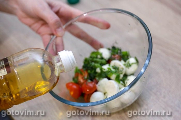 Салат с моцареллой, жареным картофелем‑бэби и помидорами