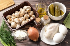 Салат с курицей, грибами и маринованными огурцами Салат с курицей, грибами и маринованными огурцами