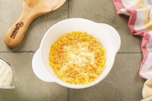 Яйца, фаршированные сыром и чесноком