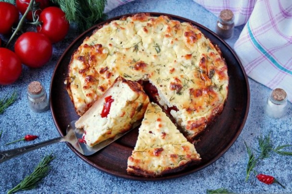 Пирог с брынзой и помидорами из слоеного теста Пирог с брынзой и помидорами из слоеного теста