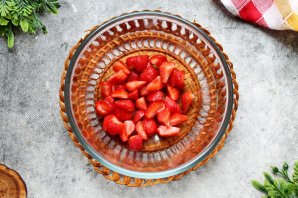 Пирог с клубникой, ревенем и посыпкой Пирог с клубникой, ревенем и посыпкой