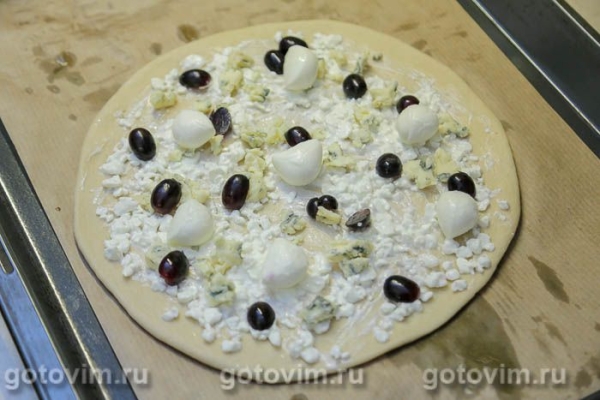 Пицца «Четыре сыра» с виноградом Пицца «Четыре сыра» с виноградом