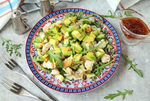 Салат с треской и авокадо Салат с треской и авокадо