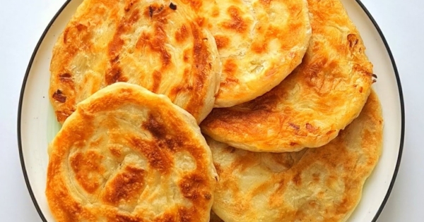 Вкусные луковые лепешки на сковороде. Готовим и едим уже 2 дня подряд: простой рецепт Вкусные луковые лепешки на сковороде. Готовим и едим уже 2 дня подряд: простой рецепт