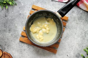 Шоколадный торт с малиной и голубикой