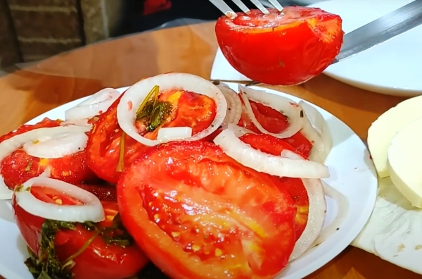 Быстрые маринованные помидоры. Съедаются без остатка: весь секрет в маринаде