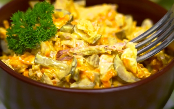 Готовлю на все праздники. Очень вкусный салат «Обжорка» Готовлю на все праздники. Очень вкусный салат «Обжорка»