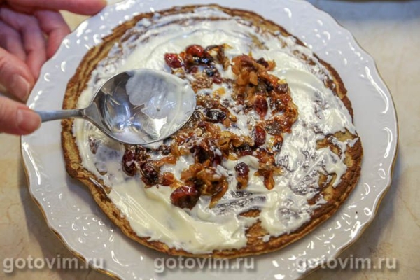 Печеночный торт с карамелизированным луком и клюквой