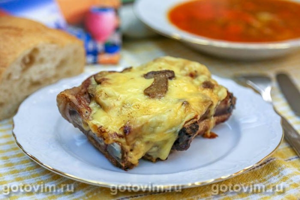 Свиная котлета с грибами и сыром