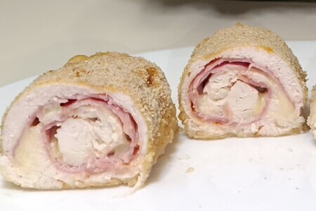 Куриные рулетики "кордон блю" с ветчиной и сыром в духовке Куриные рулетики "кордон блю" с ветчиной и сыром в духовке