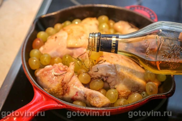 Куриные бедра с виноградом и вермутом, запеченные в духовке