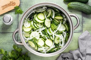 Салат с огурцами на зиму