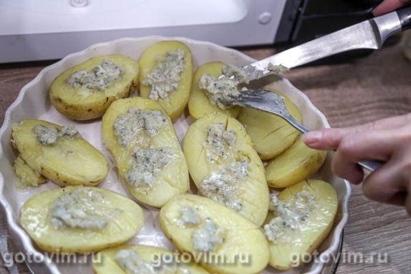 Картофель половиками с сырно‑сливочной смесью в микроволновке