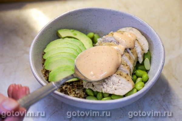 Поке из киноа с куриной грудкой, авокадо и бобами эдамаме