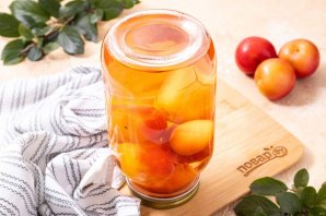 Компот из слив с косточками на зиму