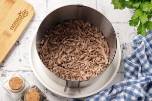 Слоеный салат с куриной печенью Слоеный салат с куриной печенью