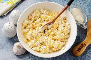 Салат с ананасом, сыром и кукурузой Салат с ананасом, сыром и кукурузой