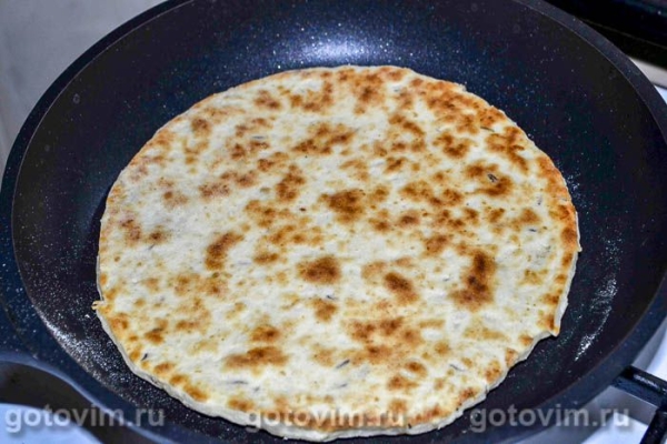 Творожные лепешки с тмином и паприкой на сковороде 