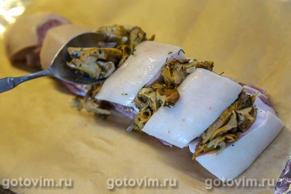 Запеченная грудинка с лисичками в «кармашках» Запеченная грудинка с лисичками в «кармашках»