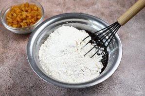 Пирог постный с изюмом