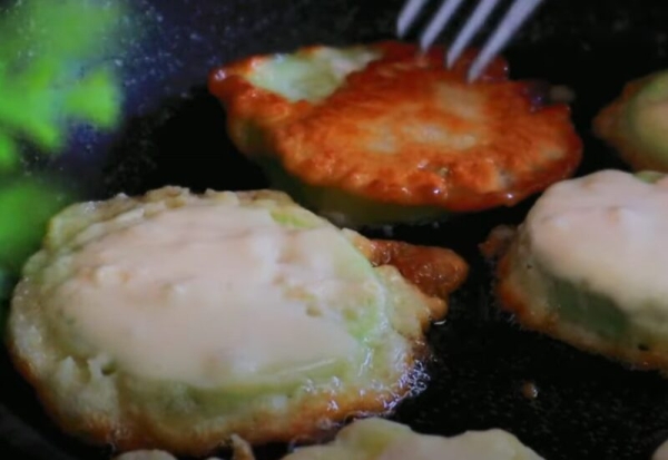 Самый простой рецепт кабачков в кляре. Вкусный перекус или ужин за 15 минут Самый простой рецепт кабачков в кляре. Вкусный перекус или ужин за 15 минут