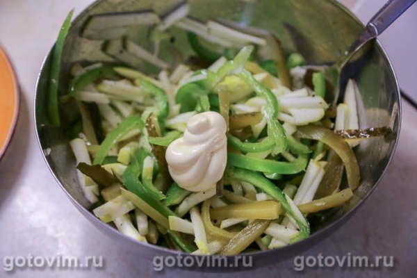 Салат «Пражский» с жареным мясом, перцем и яблоками Салат «Пражский» с жареным мясом, перцем и яблоками