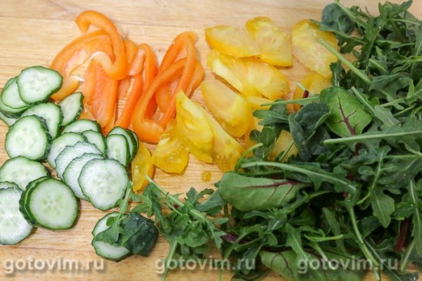 Салат с бурратой, овощами и чесночной заправкой