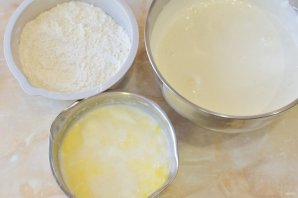 Торт с консервированными персиками и взбитыми сливками Торт с консервированными персиками и взбитыми сливками