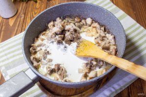 Жульен с курицей и грибами в формочках для кекса Жульен с курицей и грибами в формочках для кекса