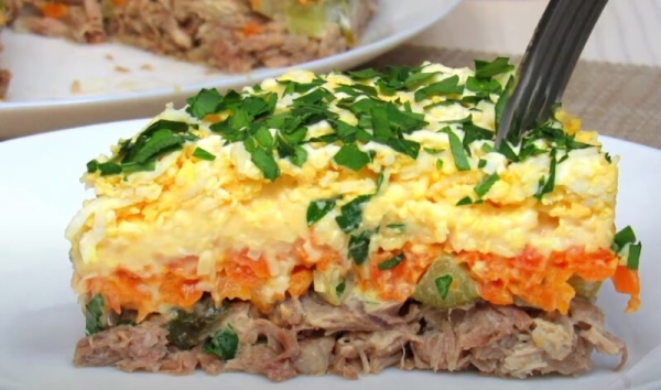 Слоёный салат «Симфония»: вкусное сочетание и красочная подача Слоёный салат «Симфония»: вкусное сочетание и красочная подача