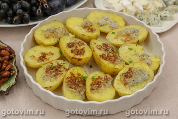 Картофель половиками с сырно‑сливочной смесью в микроволновке