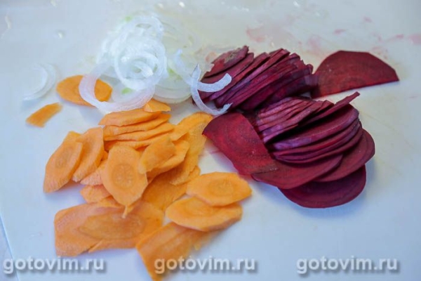 Скумбрия, запеченная на овощной подушке со свеклой и морковью Скумбрия, запеченная на овощной подушке со свеклой и морковью