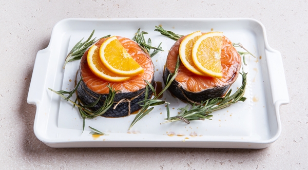 Круглый стейк из лосося с апельсиновым соусом, пошаговый рецепт с фото на 831 ккал Круглый стейк из лосося с апельсиновым соусом, пошаговый рецепт с фото на 831 ккал