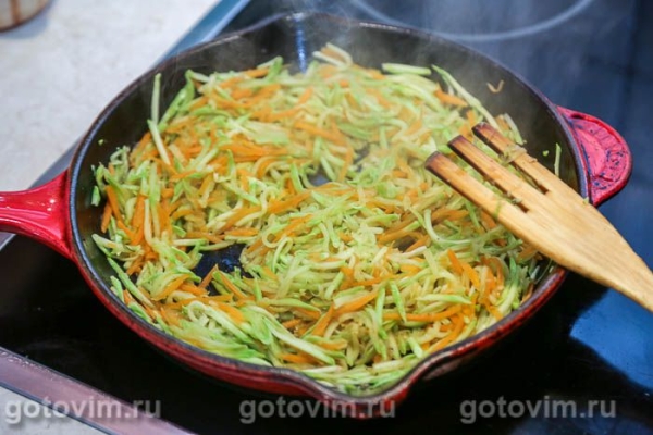 Рулет из мясного фарша с кабачками в беконе