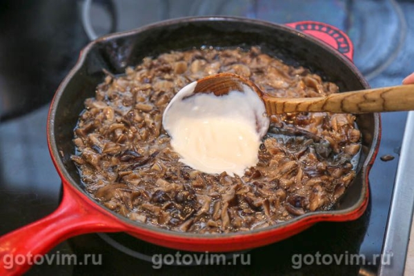Картофельная запеканка с вареным языком с грибной подливкой