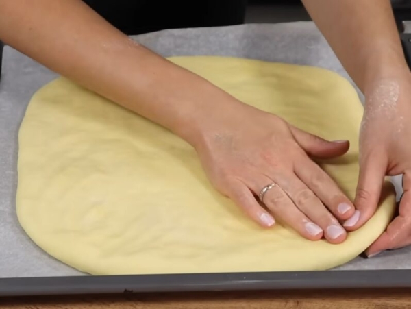 Большая пампушка с чесноком на нежном тесте с начинкой: устоять невозможно! Большая пампушка с чесноком на нежном тесте с начинкой: устоять невозможно!