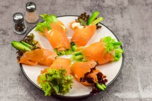 Рулетики из семги с творожно-огуречной начинкой Рулетики из семги с творожно-огуречной начинкой