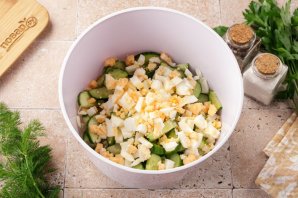 Салат с кальмаром, креветками и огурцом Салат с кальмаром, креветками и огурцом