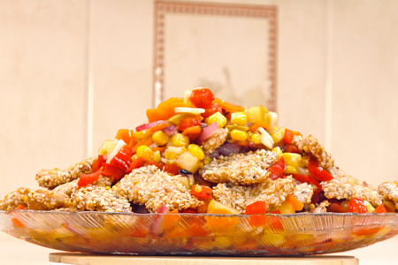 Курица в кунжуте с овощами, яблоком и медово-лимонно-горчичным соусом Курица в кунжуте с овощами, яблоком и медово-лимонно-горчичным соусом