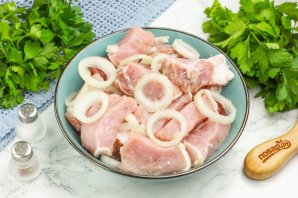 Шашлык из свинины в луковом маринаде Шашлык из свинины в луковом маринаде