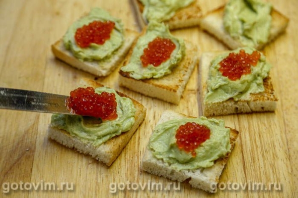 Закуска из авокадо со сливочным маслом и красной икрой