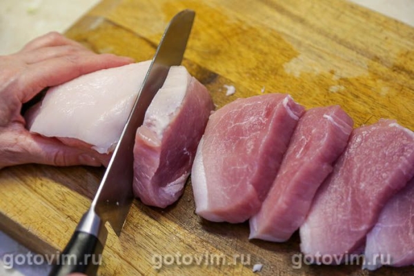 Рулетики из свинина с фаршем, тушенные в овощном соусе Рулетики из свинина с фаршем, тушенные в овощном соусе