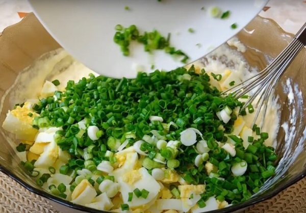 Ленивые пирожки с яйцом и луком. Пышные, мягкие и не оседают: секрет в приготовлении Ленивые пирожки с яйцом и луком. Пышные, мягкие и не оседают: секрет в приготовлении