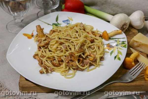 Паста карбонара с беконом и лисичками в мультиварке