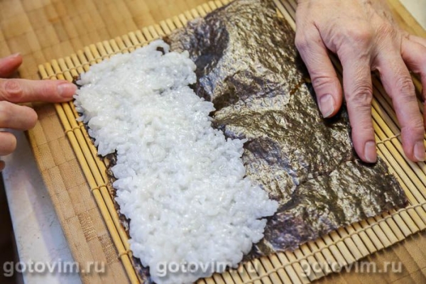 Суши со свеклой, красной рыбой и творожным сыром